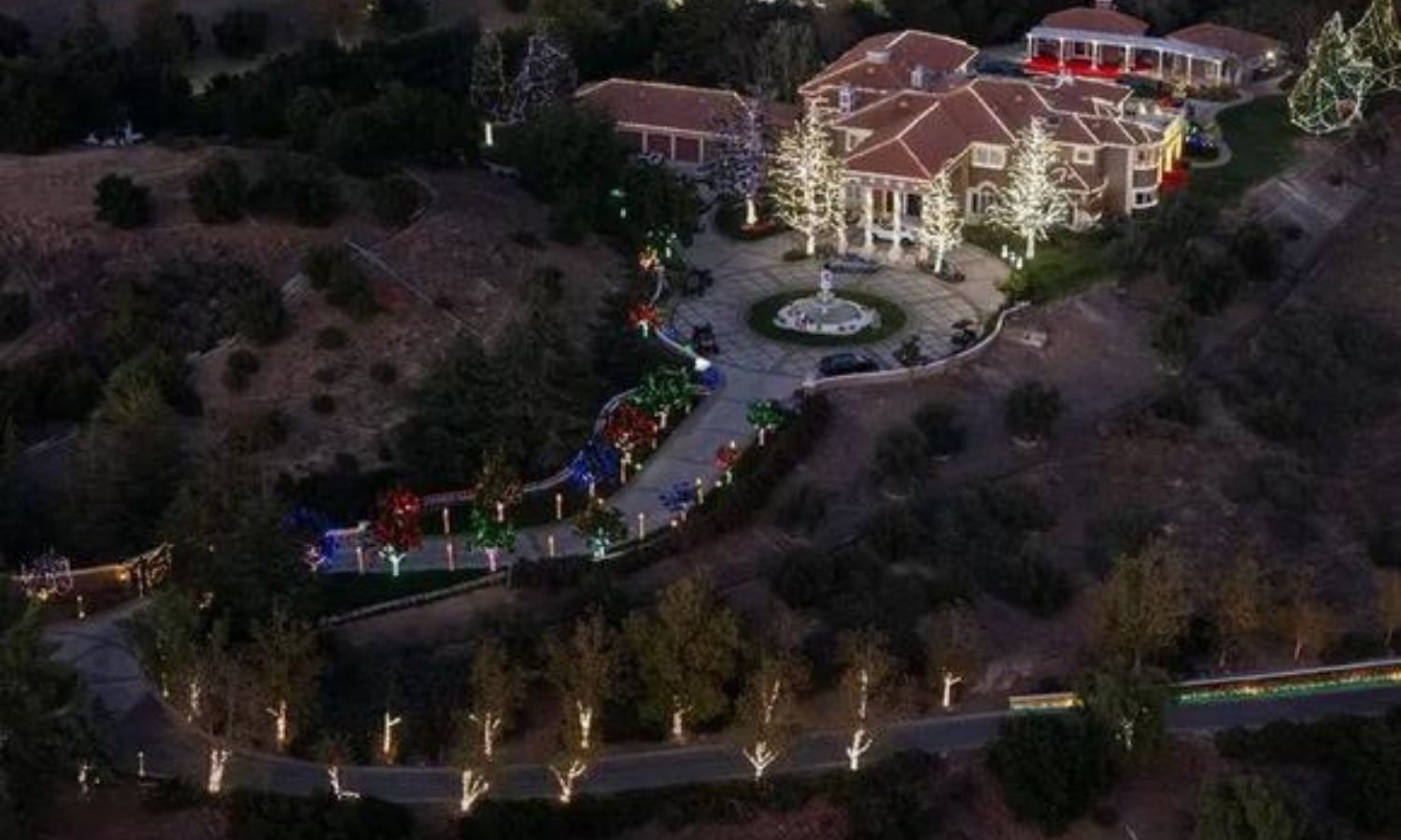 Jamie Foxx Illuminates Mansion in Spectacular Christmas Light